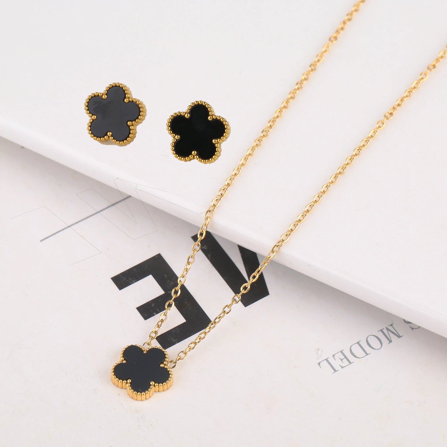Hot Selling Plant Five Leaf Plum Blossom Stainless Steel Bracelet For Women's Jewelry Waterproof High-Quality Gift Clover