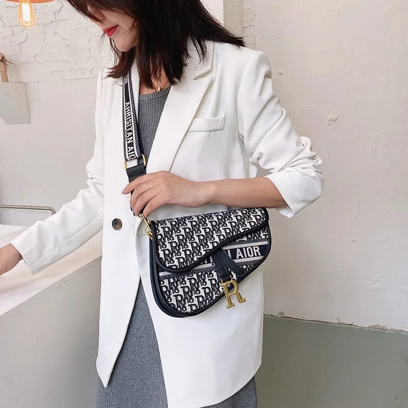 Bag women 2023 new retro women's bag single shoulder hand crossbody small bag fashion foreign underarm saddle bag