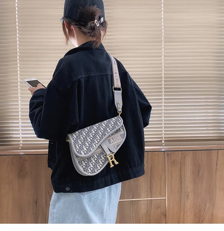 Bag women 2023 new retro women's bag single shoulder hand crossbody small bag fashion foreign underarm saddle bag