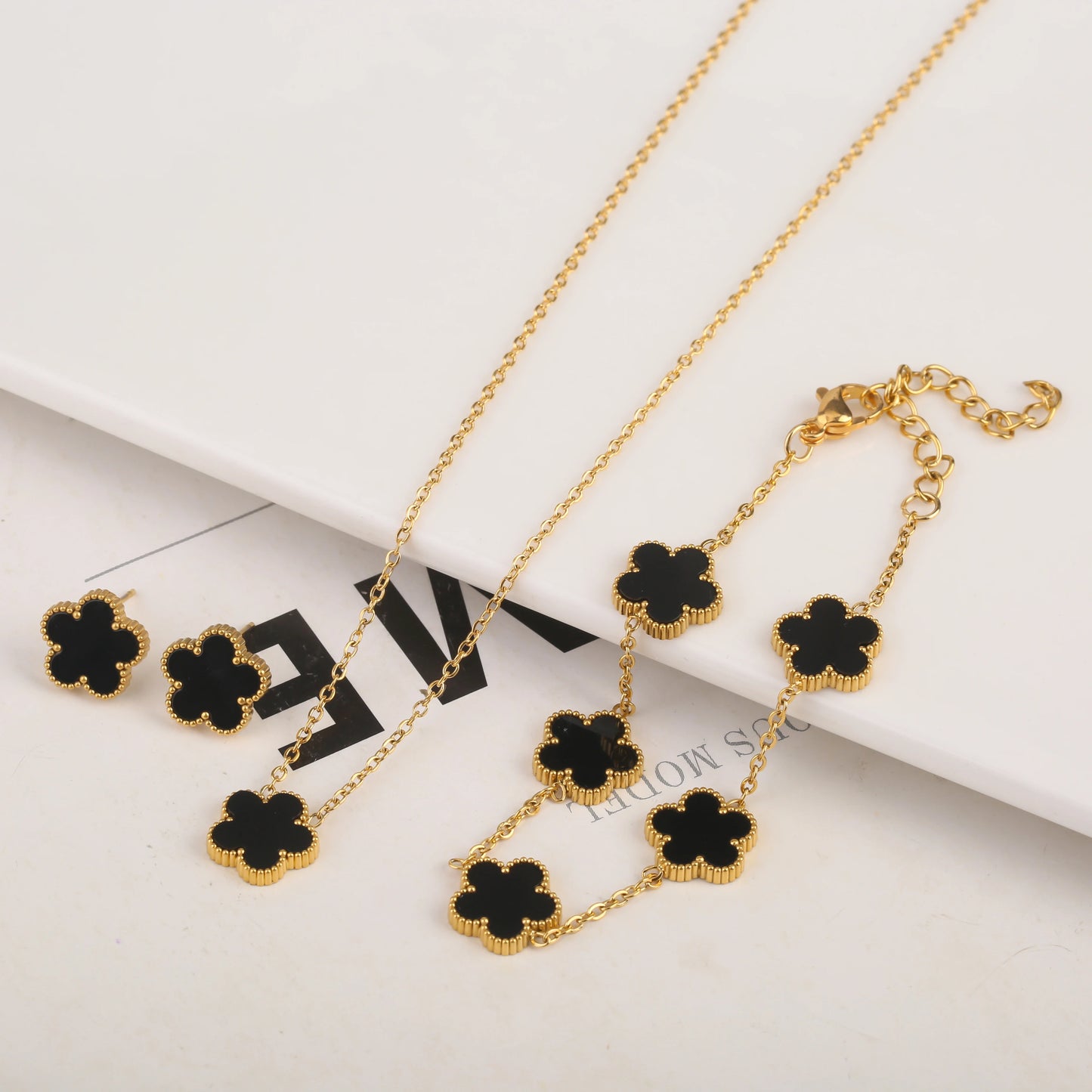 Hot Selling Plant Five Leaf Plum Blossom Stainless Steel Bracelet For Women's Jewelry Waterproof High-Quality Gift Clover