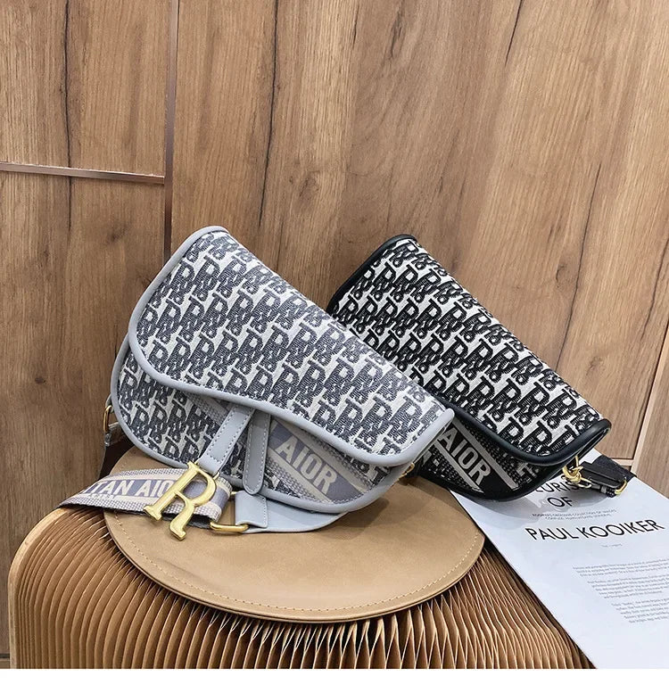 Bag women 2023 new retro women's bag single shoulder hand crossbody small bag fashion foreign underarm saddle bag