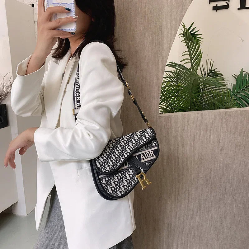 Bag women 2023 new retro women's bag single shoulder hand crossbody small bag fashion foreign underarm saddle bag