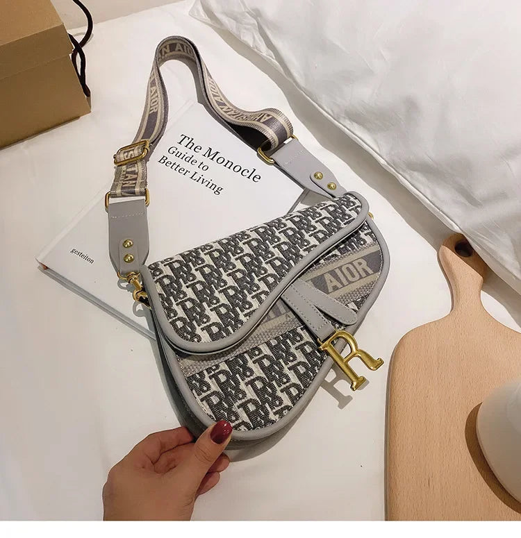 Bag women 2023 new retro women's bag single shoulder hand crossbody small bag fashion foreign underarm saddle bag