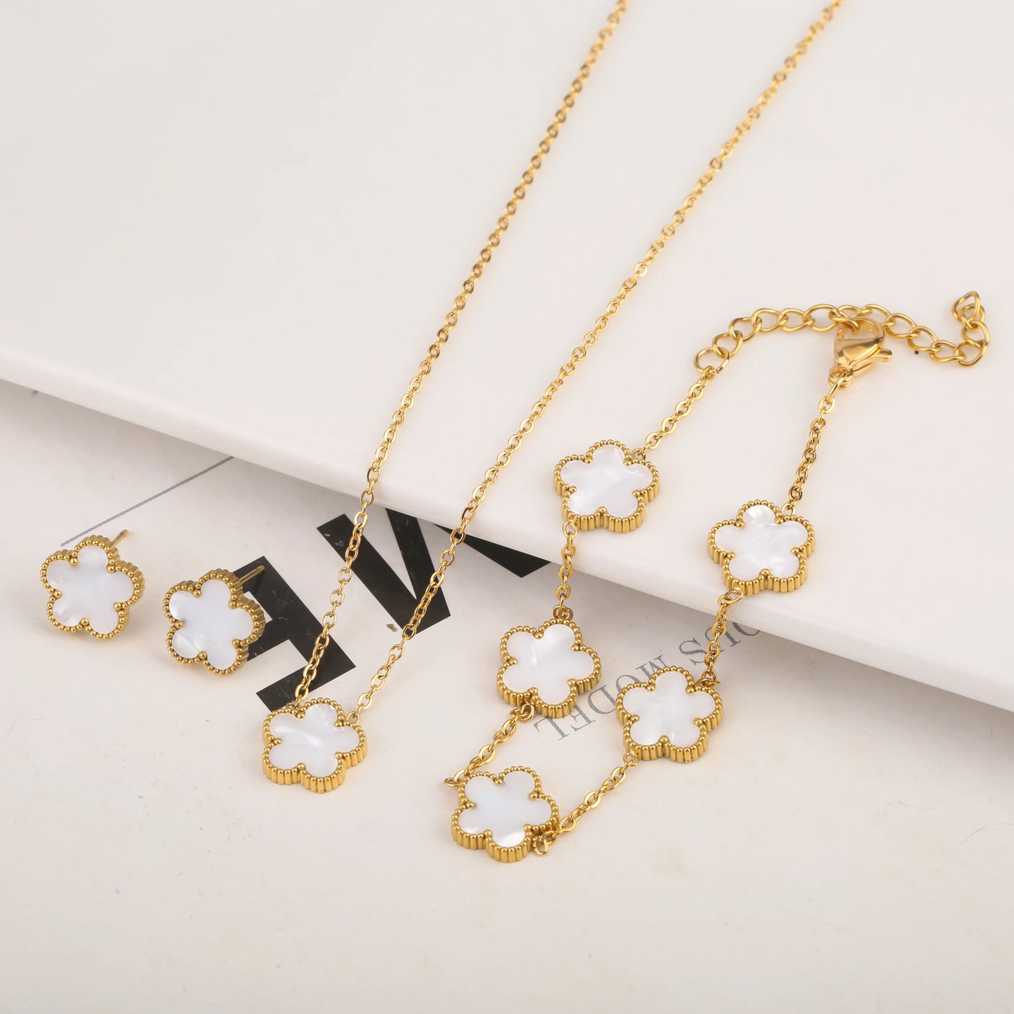 Hot Selling Plant Five Leaf Plum Blossom Stainless Steel Bracelet For Women's Jewelry Waterproof High-Quality Gift Clover