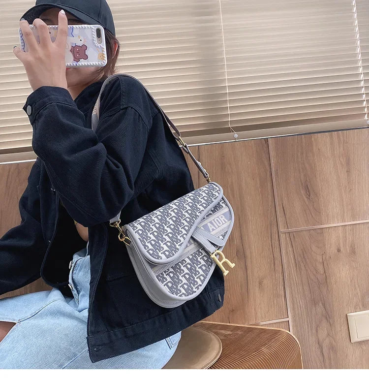 Bag women 2023 new retro women's bag single shoulder hand crossbody small bag fashion foreign underarm saddle bag