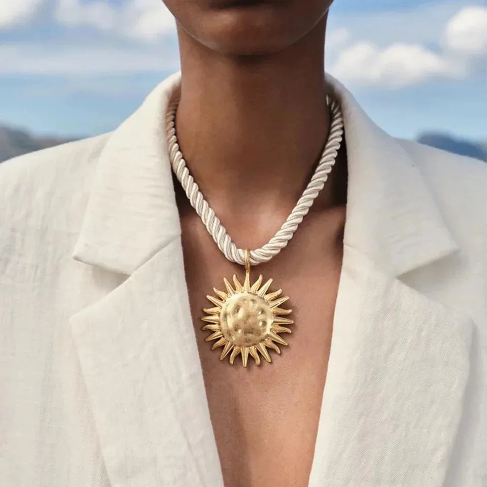 Z Fashion Holiday Alloy Sun Pendant Necklace